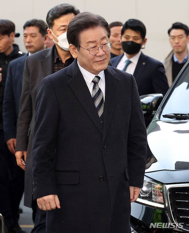 [서울=뉴시스] 추상철 기자 = 이재명 더불어민주당 대표가 31일 오후 서울 여의도 더불어민주당 당사 앞에서  지역구 후보자 면접을 보기 위해 면접장으로 들어서고 있다. 2024.01.31. scchoo@newsis.com