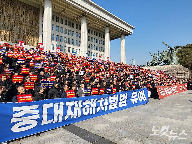 31일 서울 여의도 국회 본청 앞 계단에서 열린 중대재해처벌법 유예 촉구 전국 중소기업인 결의대회에서 참가자들이 구호를 외치고 있다. 윤창원 기자