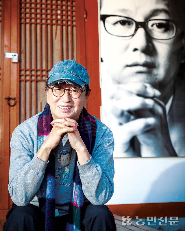 개그맨 전유성씨가 자신이 운영하는 국숫집 ‘국수교과서’ 앞에서 젊을 적 사진과 같은 포즈를 취하고 있다