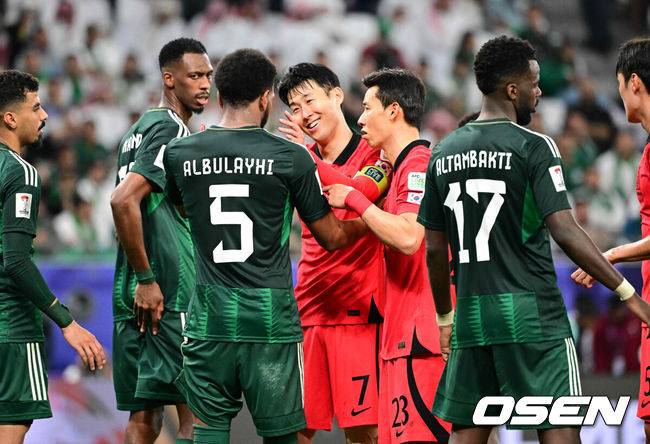 [OSEN=알라이얀(카타르), 지형준 기자] 30일(현지시간) 오후 카타르 알라이얀 에듀케이션 스타디움에서 2023 아시아축구연맹(AFC) 아시안컵 16강 대한민국과 사우디아라비아의 경기가 열렸다.대한민국 손흥민이 사우디선수들과 충돌을 웃으며 막고 있다. 2024.01.31 / jpnews.osen.co.kr