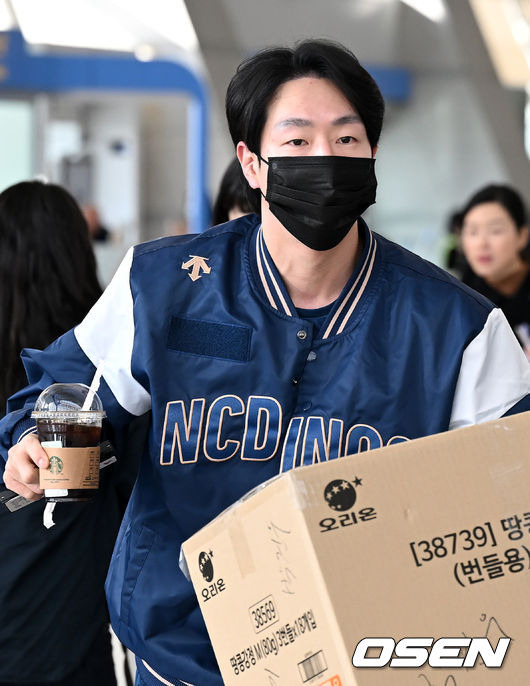 [OSEN=인천공항, 이대선 기자] NC 다이노스가 30일 스프링캠프가 차려진 미국 애리조나로 떠나기 위해 인천국제공항을 통해 출국했다.NC 박건우가 출국장으로 이동하고 있다. 2024.01.30 /sunday@osen.co.kr