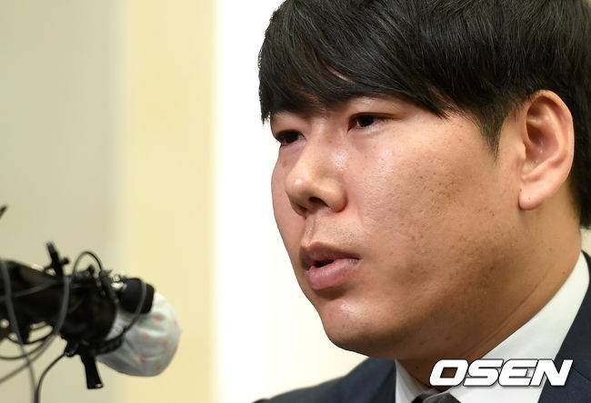 [OSEN=이대선 기자] KBO리그 복귀를 타진하는 전 메이저리거 강정호가 23일 오후 서울 스탠포드호텔 서울에서 기자회견을 통해 음주운전 관련 논란에 대해 입장을 밝혔다.강정호가 취재진의 질문을 듣고 있다. /sunday@osen.co.kr
