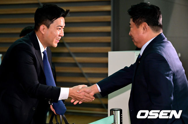 [OSEN=인천공항, 최규한 기자] 김태형 감독이 이끄는 롯데 자이언츠 선수단 및 코칭스태프가 2024년 시즌을 준비하기 위해 31일 오후 인천공항을 통해 스프링캠프지 괌으로 출국했다. 롯데에 합류한 김민성과 김태형 감독이 출국을 앞두고 인사를 나누고 있다. 2024.01.31 / dreamer@osen.co.kr