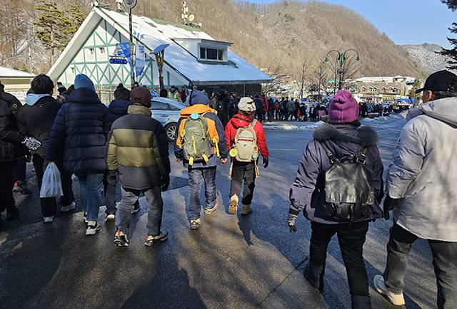 ▲태백산눈축제 기간 중 가장 많은 관광객이 찾았다는 지난 28일 낮 12시가 약간 지난시간 태백산국립공원 당골상가 주변을 관광객들이 통행하고 있다. ⓒ프레시안