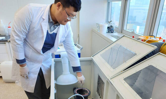 한국순환소재 이창규 과장이 지난 15일 경기 안산 한국산업기술시험원(KTL)에서 친환경 중화 석고 제조 과정을 시연하고 있다. 안산=이동수 기자