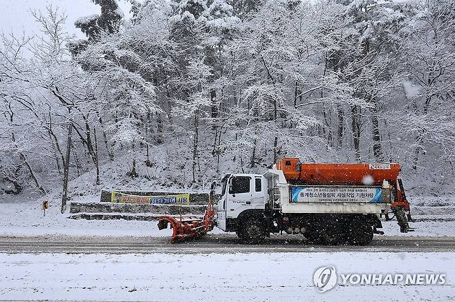 바쁘다 바빠…눈 치우는 제설차 (강릉=연합뉴스) 유형재 기자 = 지난 20일 대관령을 비롯한 강원 산간에 대설특보가 내려진 가운데 옛 영동고속도로 대관령 구간에서 제설차가 분주히 눈을 치우고 있다. 2024.1.20 yoo21@yna.co.kr