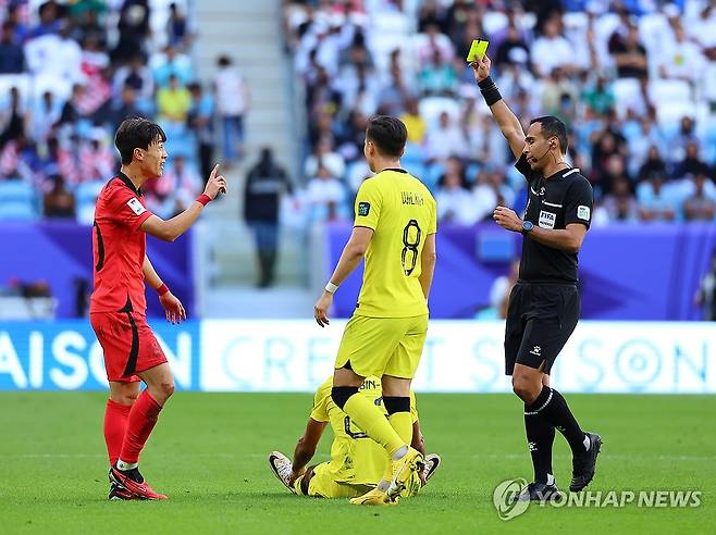 경고 받는 이재성 (알와크라=연합뉴스) 김도훈 기자 = 25일(한국시간) 카타르 알와크라 알자누브 스타디움 열린 2023 아시아축구연맹(AFC) 아시안컵 조별리그 E조 최종전 한국과 말레이시아의 경기. 대표팀 이재성이 경고를 받고 있다. 2024.1.25 superdoo82@yna.co.kr