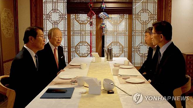 간담회 하는 노사정 대표자들 (서울=연합뉴스) 14일 서울 종로구 광화문 인근에서 열린 노사정 대표자 회의에서 이정식 고용노동부 장관, 손경식 한국경영자총협회 회장, 김동명 한국노동조합총연맹 위원장, 김문수 경제사회노동위원회 위원장이 참석해 대화하고 있다. 2023.12.14 [경제사회노동위원회 제공. 재판매 및 DB 금지] photo@yna.co.kr