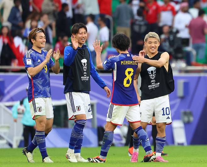 아시안컵 16강전 바레인과 일본 경기에서 3대1 승리를 거둔 일본 선수들이 승리를 자축하고 있다. 사진=연합뉴스