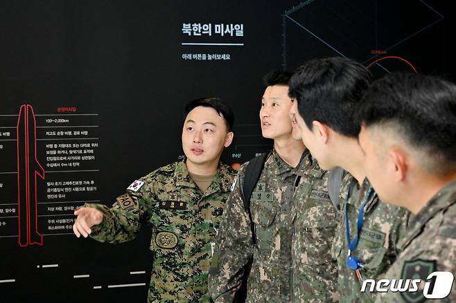 공보정훈 병과원들이 서울 용산구 전쟁기념관 '북한 군사도발실'을 견학하며 국가안보 및 대적관 확립의 중요성을 마음에 새기고 있다. (국가보훈부 제공) 2023.11.2/뉴스1