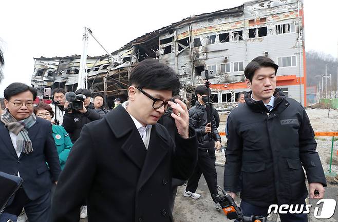 한동훈 국민의힘 비상대책위원장이 1일 오후 경북 문경 육가공공장 화재 현장을 둘러보고 있다. (공동취재) 2024.2.1/뉴스1 ⓒ News1 공정식 기자