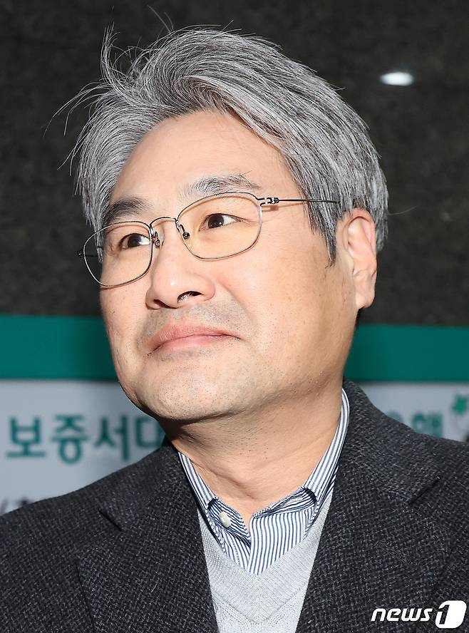 한윤제 스테이지엑스 입찰대리인이 31일 오후 서울 송파구 아이티벤처타워에서 진행된 제4 이동통신사 선정을 위한 5세대 이동통신(5G) 28㎓ 대역 주파수 경매를 마친 뒤 취재진의 질문을 받고 있다. 과학기술정보통신부는 이날 5세대(5G) 이동통신 28㎓ 주파수에 대한 오름입찰 및 밀봉입찰을 진행한 결과, 입찰가액 4301억원에 스테이지엑스 컨소시엄이 낙찰받았다고 밝혔다. 2024.1.31/뉴스1 ⓒ News1 박지혜 기자