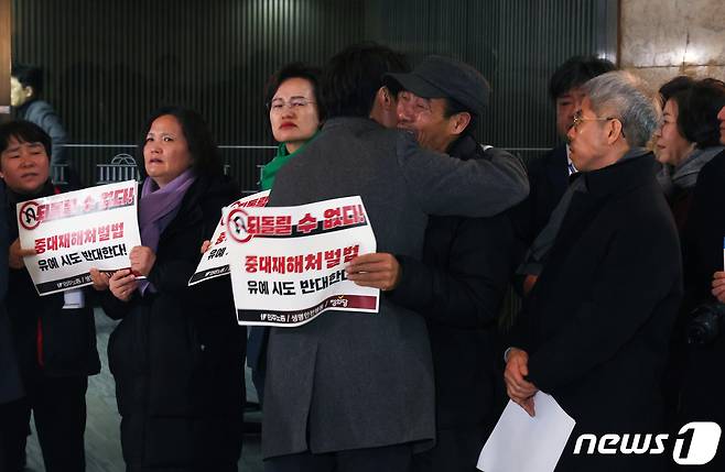 이탄희 더불어민주당 의원이 1일 서울 여의도 국회에서 비공개로 열린 더불어민주당 의원총회 회의장 앞에서 '중대재해처벌법 개악 협상 중단 촉구' 피켓팅을 정의당과 한국노총, 민주노총 회원들을 격려하고 있다. 2024.2.1/뉴스1 ⓒ News1 송원영 기자