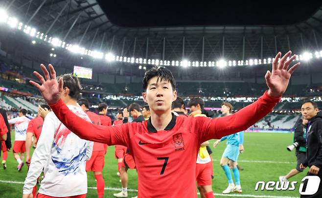 대한민국 축구대표팀 손흥민이 30일(현지시간) 카타르 알라이얀 에듀케이션 시티 스타디움에서 열린 2023 아시아축구연맹(AFC) 카타르 아시안컵 16강전 대한민국과 사우디아라비아의 경기에서 승부차기 끝에 승리한 뒤 환호하고 있다. 2024.1.31/뉴스 ⓒ News1 김성진 기자