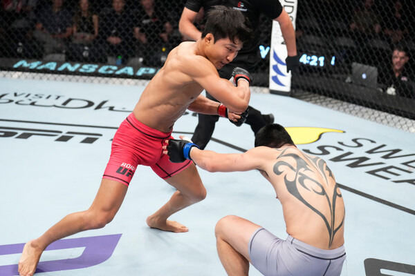 로드 투 UFC(ROAD TO UFC) 시즌 1 페더급(65.8kg) 우승자 이정영은 오는 4일(이하 한국시간) 미국 네바다주 라스베이거스 UFC 에이펙스에서 열리는 'UFC 파이트 나이트: 돌리제 vs 이마보프'에서 블레이크 빌더(33∙미국)와 맞붙는다. 사진┃UFC 제공