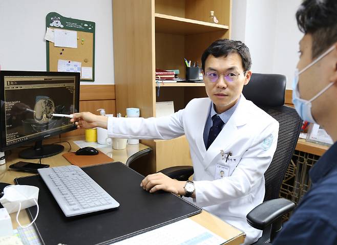 세란병원 내과 홍진헌 과장의 진료 모습