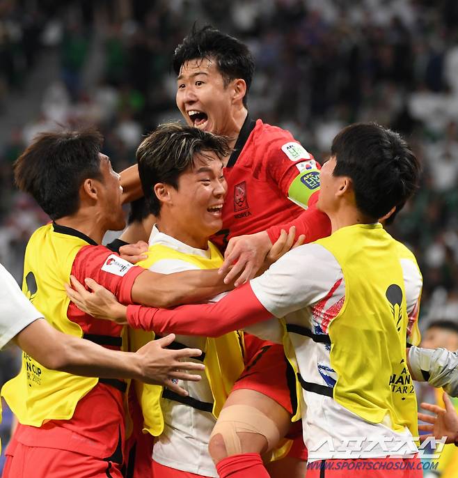 30일(현지시간) 카타르 알라이얀 에듀케이션 시티 스타디움에서 열린 2023 아시아축구연맹(AFC) 카타르 아시안컵 16강전 사우디아라비아와 대한민국의 경기. 조규성이 동점골이 터지자 손흥민이 환호하고 있다. 알라이얀(카타르)=박재만 기자 pjm@sportschosun.com/2023.01.30/