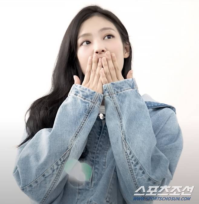 '아파트 404' 포스터 촬영현장에서 제니가 입은 의상. 사진출처=tvN 영상캡처