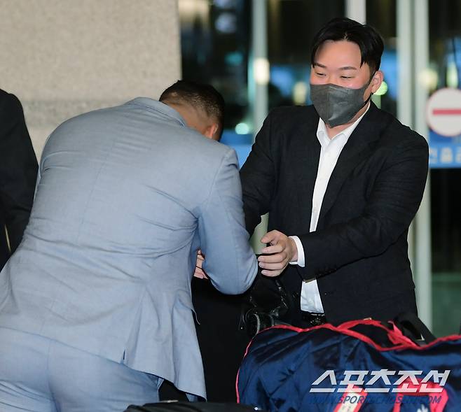 한화 이글스가 30일 오전 스프링캠프가 차려진 호주 멜버른으로 떠나기 위해 인천국제공항에 도착했다. 산체스가 안치홍과 인사히고 있다. 인천공항=정재근 기자 cjg@sportschosun.com/2024.1.30/