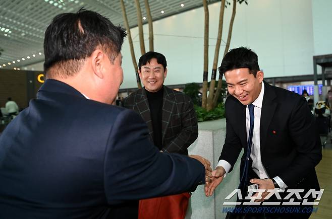 31일 롯데 자이언츠 선수단이 인천공항을 통해 전지훈련지인 괌으로 출국했다. 김민성이 김태형 감독과 인사를 나누고 있다. 인천공항=허상욱 기자wook@sportschosun.com/2024.01.31/