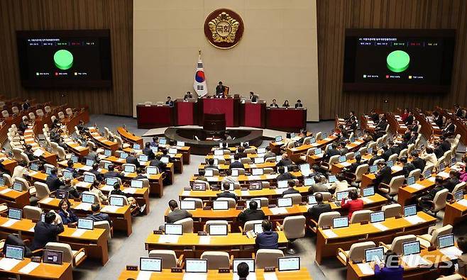 국회가 1일 본회의를 열고 법안들을 처리하고 있다./뉴시스