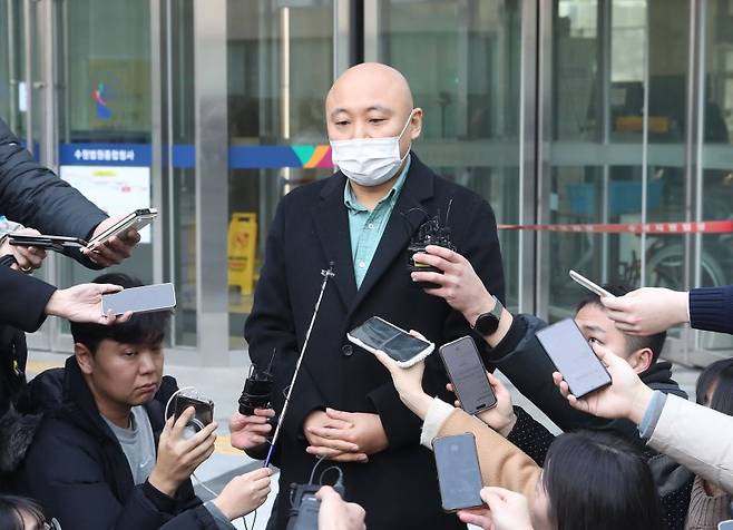 웹툰작가 주호민이 1일 오전 경기 수원시 영통구 수원지방법원에서 취재진의 질문에 답하고 있다. 이날 '주호민 아들 아동학대' 혐의로 기소된 특수교사가 1심에서 벌금 200만원 선고유예를 받았다. 뉴시스