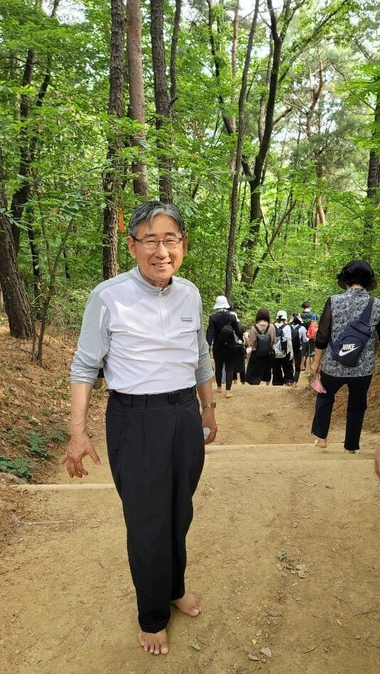 대모산 둘레길에서 포즈를 취하고 있는 박동창 회장 / 맨발걷기국민운동본부 제공