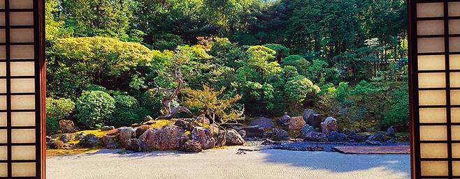 난젠지 곤치인 방장 마루에서 본 ‘거북 섬’. 건너편에 학섬이 있다.