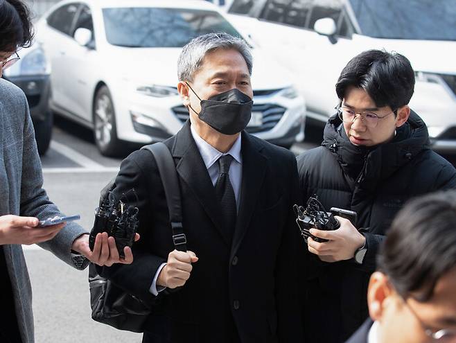 드라마제작사 고가 인수 의혹을 받는 김성수 카카오엔터테인먼트 대표가 1일 오후 서울남부지법에서 열린 특정경제범죄가중처벌법상 배임, 범죄수익은닉규제법 위반 등 혐의에 대한 구속 전 피의자 심문(영장실질심사)를 받기 위해 출석하고 있다. 연합뉴스