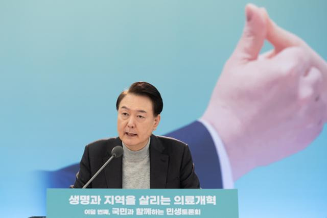 윤석열 대통령이 1일 경기 성남 분당서울대학교병원 헬스케어혁신파크에서 생명과 지역을 살리는 의료개혁 주제로 열린 여덟 번째 국민과 함께하는 민생토론회에서 발언하고 있다. 대통령실 제공