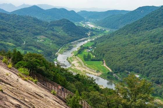 전북 순창의 핫플로 떠오른 용궐산 하늘길. 가파른 암벽에 설치한 1096m 길이의 잔도로, 섬진강 절경을 누리기 좋다. 백종현 기자