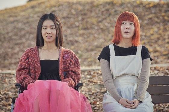 영화 '세기말의 사랑'은 세상 끝나는 줄 알았던 1999년, 짝사랑 때문에 모든 걸 잃은 ‘영미’(이유영, 오른쪽부터)에게 짝사랑 상대의 장애인 아내 ‘유진’(임선우)이 나타나며 벌어지는 두 여성의 여정을 그렸다..사진 엔케이컨텐츠