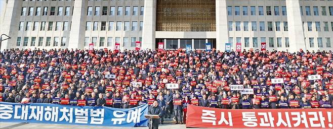 < “중대재해법 유예해 달라” 간절한 호소 > 중소기업 대표들이 31일 국회 본관 앞에서 50인 미만 사업장에 대한 중대재해처벌법 적용 유예를 촉구하는 기자회견을 열었다. 김기문 중소기업중앙회 회장(맨 앞)이 국회 법제사법위원회에 계류 중인 시행 유예 법안의 조속한 처리를 요구하는 호소문을 읽고 있다. 이날 기자회견에는 전국에서 3500여 명의 중소기업인이 집결했다.  /최혁 기자