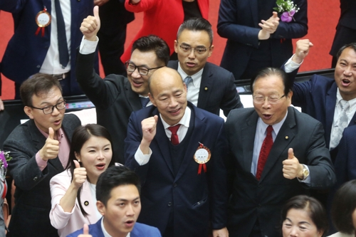 1일 대만 제11대 입법원장 선거에서 당선된 한궈위 국민당 후보(가운데)가 당선을 확정한 후 주먹을 들어 올리고 있다. AFP연합뉴스