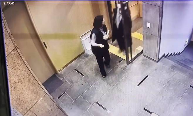 This surveillance camera footage shows the scene of the attack on People Power Party lawmaker Bae Hyun-jin, in Seoul, Jan. 25. (Courtesy of Rep. Bae Hyun-jin’s office)