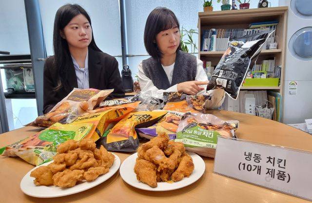 한국소비자원 직원들이 1일 조사 대상 냉동치킨 10개 제품을 살펴보고 있다. 연합뉴스