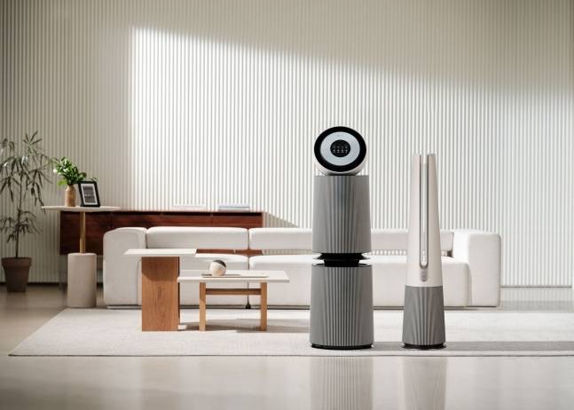 LG전자가 LG 퓨리케어 오브제컬렉션 360˚ 공기청정기(왼쪽)와 에어로타워 신제품을 출시한다. [사진출처 = LG전자]
