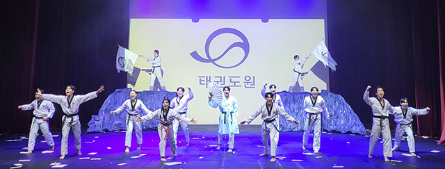 태권도원 상설공연 단원들의 함성@태권도원 T1공연장. 사진=태권도진흥재단 제공