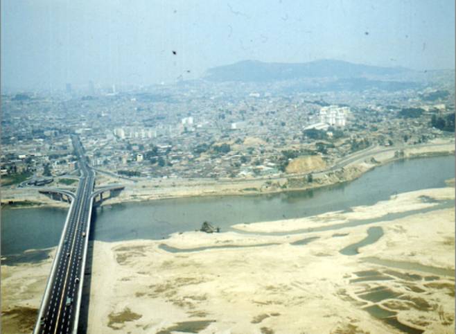 박정희 대통령은 자금 확보를 위해 휘발유세를 인상하는 방안을 내놨다. 사진은 1970년대 당시 경부고속도로의 모습. /사진=국가기록원 제공