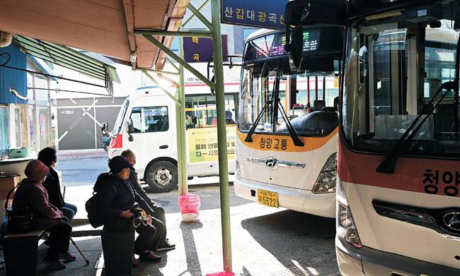 청양에는 다른 곳에서는 찾아볼 수 없는 ‘시내버스터미널’이 있다. 승객들이 터미널 승강장에서 버스를 기다리고 있다.