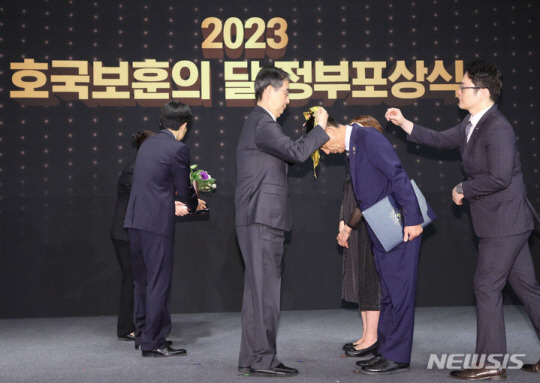 한덕수 국무총리가 2023년 6월 22일 오전 서울 중구 앰버서더호텔서울풀만에서 열린 2023 호국보훈의 달 정부 포상식에서 김영근 대한민국 상이군경회 충남지부 부여군지회 지회장에게 국민훈장 동백장을 수여하고 있다. 뉴시스