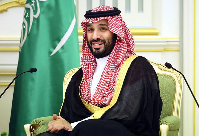 모하메드 빈살만 사우디아라비아 왕세자가 지난해 12월 6일 사우디 리야드에서 블라디미르 푸틴 러시아 대통령과의 회담에서 발언하고 있다. [로이터]