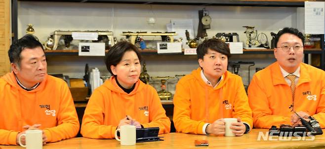 [순천=뉴시스] 김석훈 기자 = 1일 이준석 대표 등 개혁신당 지도부가 전남 순천의 한 제과점에서 기자간담회를 열고 당이 추구하는 개혁방안을 설명하고 있다.왼쪽부터 김철근 사무총장, 양향자 원내대표, 이준석 대표, 천하람 최고위원.  2024.02.01. kim@newsis.com