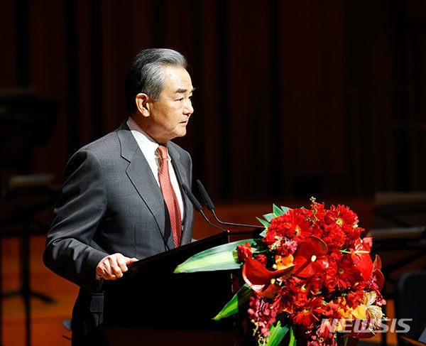 [베이징=뉴시스]왕이 중국 외교부장은 지난달 31일 베이징 국가대극원에서 중국 주재 각국 대사들과 국제기구 대표, 중국 측 각 부문 대표 등 400여명을 초청해 신년인사회와를 열었다. 사진은 신년인사회에서 인사말을 하는 왕 부장.(사진=중국 외교부 홈페이지 갈무리) 2024.2.1 photo@newsis.com