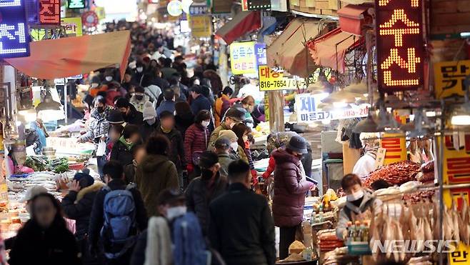 [부산=뉴시스] 하경민 기자 = 설 연휴를 열흘 정도 앞둔 28일 부산 부산진구 부전시장이 장을 보러 나온 시민들로 붐비고 있다. 2024.01.28. yulnetphoto@newsis.com