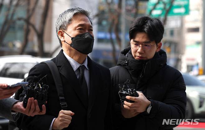 [서울=뉴시스] 김선웅 기자 = 드라마제작사 고가 인수 의혹을 받는 김성수 카카오엔터테인먼트 대표가 1일 서울 양천구 서울남부지법에서 열린 특정경제가중처벌법 위반, 범죄수익은닉규제법 위반 혐의 구속 전 피의자 심문(영장실질심사)에 출석하고 있다. 2024.02.01. mangusta@newsis.com