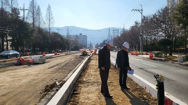 박해정 창원시의원이 원이대로 S-BRT 공사 현장에서 경계석을 시공 상태를 살펴보고 있다. 박해정 의원 제공