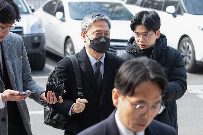 드라마제작사 고가 인수 의혹을 받는 김성수 카카오엔터테인먼트 대표가 1일 오후 서울남부지법에서 열린 특정경제범죄가중처벌법상 배임, 범죄수익은닉규제법 위반 등 혐의에 대한 구속 전 피의자 심문(영장실질심사)를 받기 위해 출석하고 있다. 연합뉴스