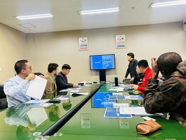 이홍복 경륜경정총괄본부장(왼쪽 세 번째)을 비롯한 관계자들이 개발도상국 스포츠 발전회의에 참석한 공무원들을 대상으로 경륜·경정 경주실황 수출설명회를 열고 있다.