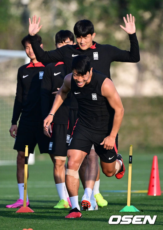 [OSEN=도하(카타르), 지형준 기자] 대한민국 축구대표팀이 2023 아시아축구연맹(AFC) 카타르 아시안컵 호주와의 8강전을 하루 앞두고 1일(현지시간) 카타르 도하 알 에글라 트레이닝 센터에서 훈련을 가졌다.황희찬이 순발력 훈련을 하고 있다. 2024.02.01 / jpnews.osen.co.kr